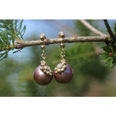 Ørehænger i 14 karat guld med ferskvandsperle og brillant.   (11/25)