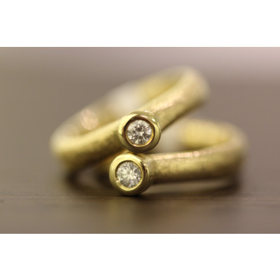 Trompetring i 14 karat m. brillant.