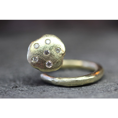 Guld kantarel ring i rustik 14 karat guld, isat 6 brillanter    (01/20)