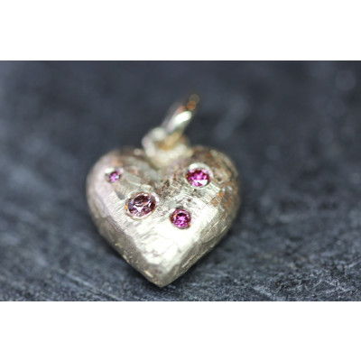 Massivt hjerte 13 x 13 mm  14 karat guld isat 4 pink brillanter