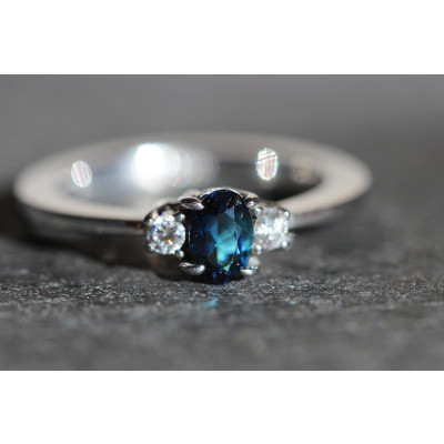 Tre-stensring  i 14 karat hvidguld   (01/20)