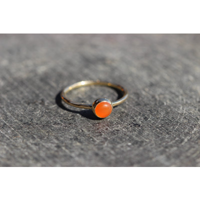 Mini cabochon ring med lys carneol i 14 karat guld   (11/25)