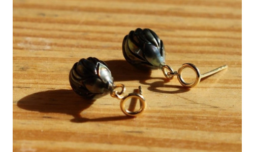 Ørestik i 14 karat guld m. graveret Tahitiperle   (11/25)