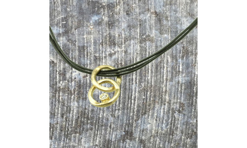 Vedhæng i 14 karat guld 2 rustikke ringe med 0,10 ct brillant  (11/25)