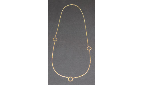 Halskæde, 80 cm. med rustikke ringe i 14 karat guld.