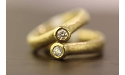 Trompetring i 14 karat m. brillant.