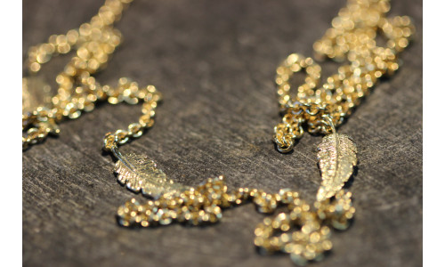 Halskæde, 80 cm. med fjer i 14 karat guld.