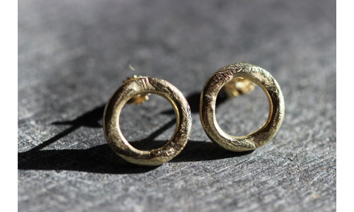 Rustikke ørestikker i 14 karat guld