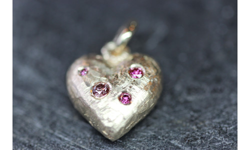 Massivt hjerte 13 x 13 mm  14 karat guld isat 4 pink brillanter