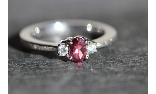 tre-stensring i 14 karat hvidguld    (01/20)