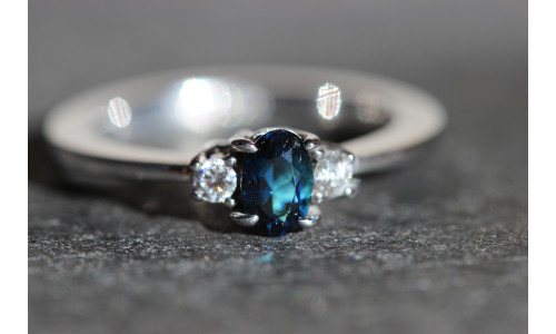 Tre-stensring  i 14 karat hvidguld   (01/20)