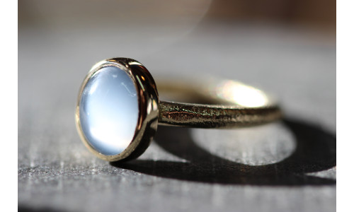 cabochon ring med månesten i 14 karat guld   (01/20)