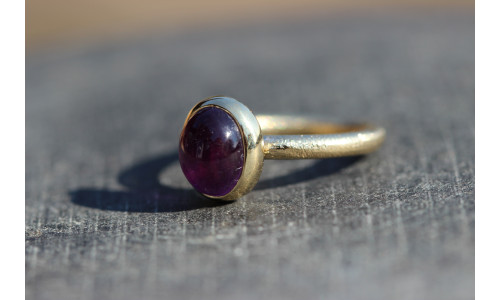 Cabochonring med oval ametyst i 14 karat guld   (01/25)