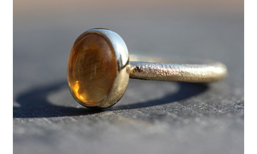 Cabochonring med ovel cirtin i 14 karat guld    (11/25)