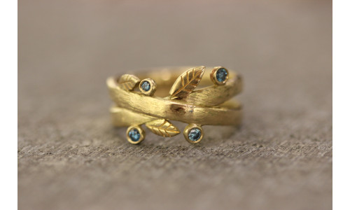 Bladring med blå brillanter i 14 karat guld   (11/25)
