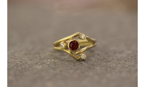 Trådring med granat og brillanter i 14 karat guld   (09/24)