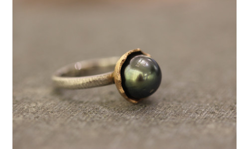 Hvidguldsring 14 karat med tahitiperle i rosaguldskål