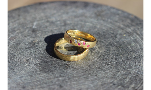 Vielsesringe MG 4 Rustik i 8 karat guld med 5 sten (Parpriser se billede)     (11/25)