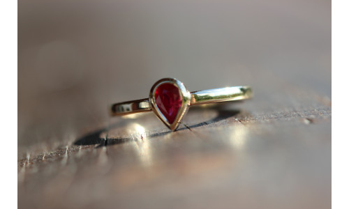 Ring med dråbe-rubin 0,52 ct i 14 karat guld    (11/25)
