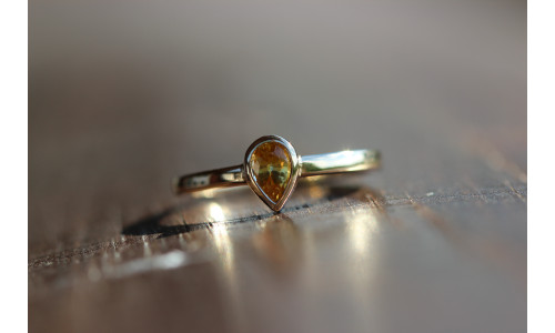 Ring med dråbe-gul safir 0,57 ct i 14 karat guld    (11/25)
