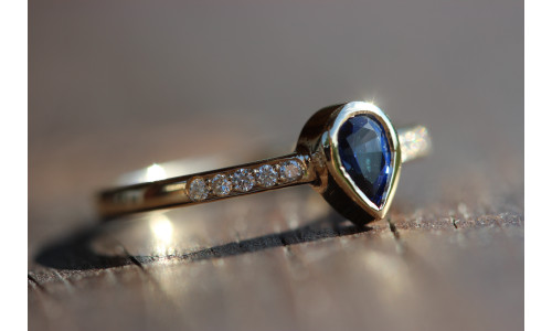 Ring med dråbe-safir 0,52 ct i 14 karat guld    (11/25)