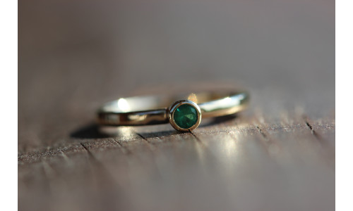 Ring med smaragd 0,15 ct i 14 karat guld    (11/25)