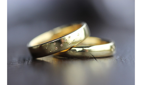 Vielsesringe MG4 / 4,5 mm med 12 stk kørnerprikker i 14 karat guld (Parpriser se billede)   (11/25)