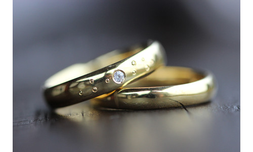 Vielsesringe MG3 / 4,5 mm 0,03 ct samt 9 kørnerprikker i 8 karat guld (Parpriser se billede)     (11/25)