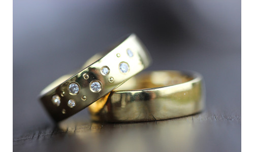 Vielsesringe MG0 / 6,0 mm 7 stk brillant samt 7 kørnerprikker i 8 karat guld (Parpriser se billede)   (11/25)