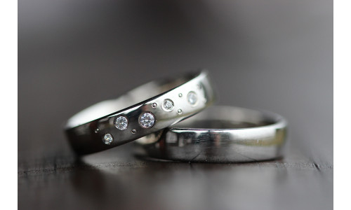 Vielsesringe MG4 / 4,5 mm 5 stk brillant samt 7 kørnerprikker i 14 karat hvidguld (Parpriser se billede)   (11/25)