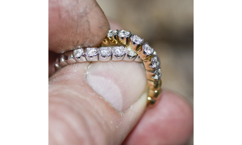 Alliancering i 18 karat alm guld eller hvidguld med brillanter  eller smaragd (11/25) Ringen kan give sig 6 nr