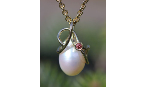 Vedhæng - Fervandsperle drop med 14 karat guldtråd og pink brillant   (11/25)