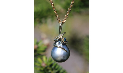 Vedhæng - Tahitiperle drop m. guldtråd og blå brillant  (11/25)